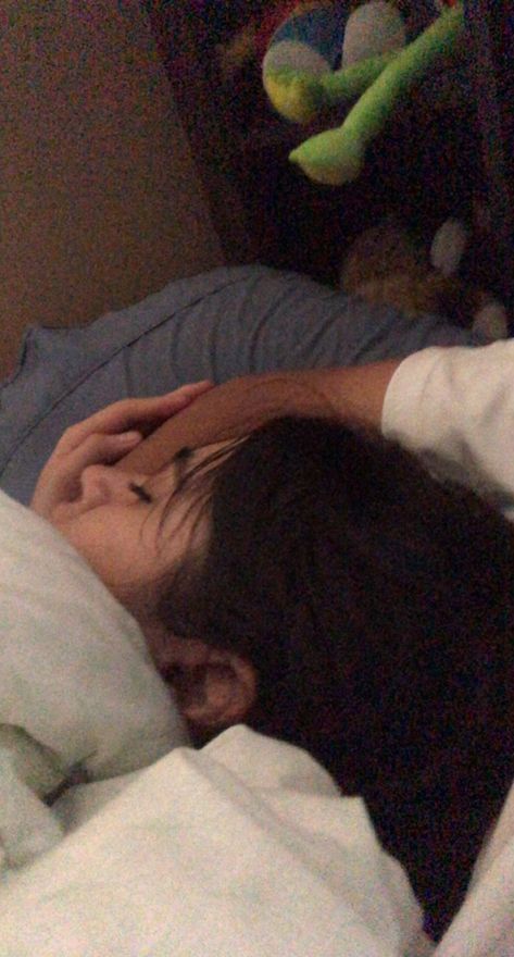 Sleeping Girlfriend Aesthetic, Gf Sleeping, Laying On Bf Chest, Girlfriend Sleeping, Sleepy Girlfriend, Sleeping On Lap Couple, Sleep With Boyfriend, Fake Boyfriend Pictures Sleeping, Fake Cuddle Pic