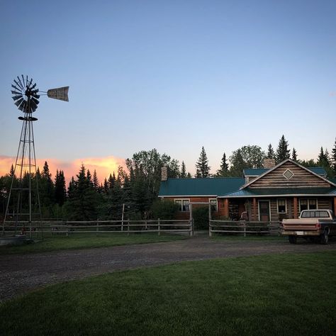 Horse Ranch House Aesthetic, Western Farmhouse Aesthetic, Ranch Life Aesthetic House, Old Fashioned Country Home, Cowboy Ranch House, Ranch Life Country Living Dream Homes, Horse Ranch Exterior, Modern Ranch Aesthetic, American Ranch Country Living