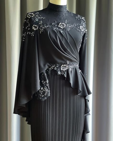 Baju Raya Ideas Fashion 2023, Flowy Black Dress, Kebaya Modern Dress, Dress Pesta, Kebaya Dress, Blouse Casual Fashion, Gowns Dresses Elegant, Batik Fashion, Long Gowns