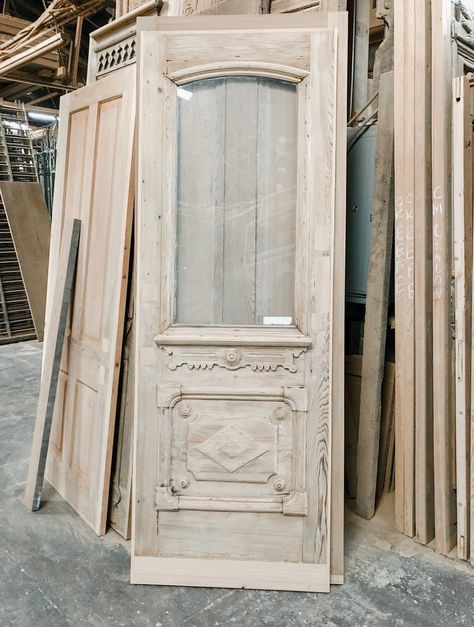 Vintage Glass Doors, Vintage French Doors Interior, Vintage Wood Doors, French Country Doors Interior, Unique Interior Door Ideas, Farmhouse French Doors Exterior, Window Over Front Door, Old Home Design, Pantry Doors Ideas