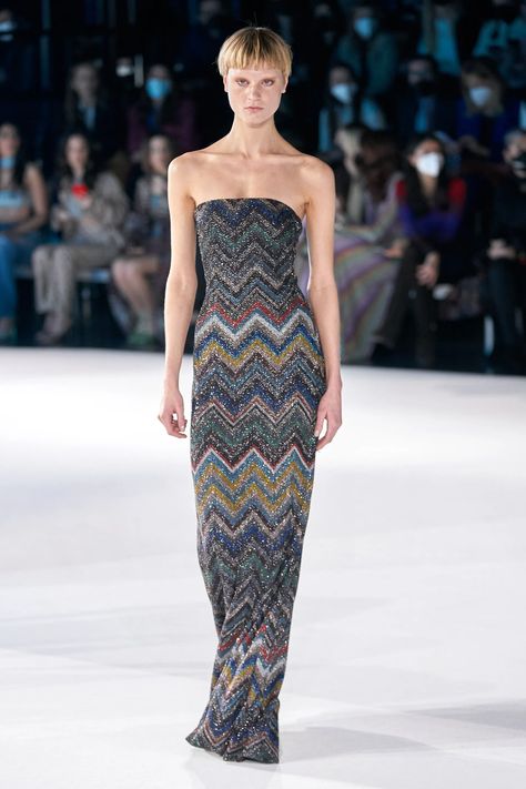 Missoni Fashion, Runway Gowns, Missoni Dress, Fashion Figures, Androgynous Fashion, Knitwear Fashion, Fall 2022, Fashion Show Collection, Couture Dresses