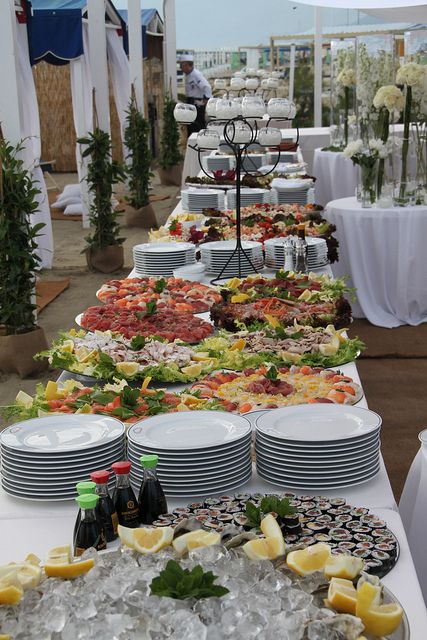 Conference Centerpieces, Wedding Buffet Table Decor, Wedding Buffet Table, Party Buffet Table, Buffet Presentation, Outdoor Buffet, Wedding Buffet Food, Buffet Set Up, Decoration Buffet