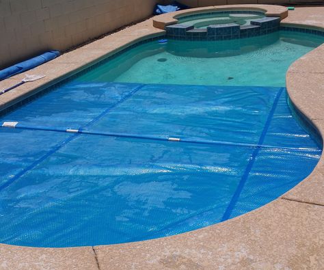 A solar blanket is a giant "bubble-wrap" cover that floats on the top of the water in your swimming pool. It provides a number of benefits: Heats the water with the sun - so its more comfortable and it extends the swimming season Reduces evaporation which saves on water refilling Blocks some of the UV light that destroys the chlorine in the water so you don't have to add as many pool chemicals. Helps keep the heat in at night when the temperature drops, especially important in deser... Solar Pool Heater Diy, Solar Blanket For Pool, Ideas De Piscina, Pool Cover Roller, Pvc Pool, Solar Pool Cover, Solar Pool Heater, Pool Shade, Solar Cover