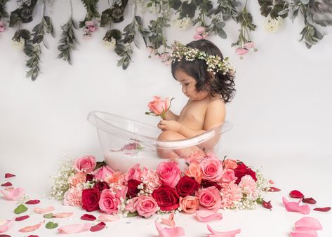 1st Birthday Bath Photoshoot, Smash And Splash Session, First Birthday Photo Shoot Ideas Flowers, First Birthday Milk Bath Photos, Floral Cake Smash Photography, Baby Flower Photoshoot, Baby Spring Photoshoot, Baby Milk Bath Pictures, Spring Baby Photoshoot