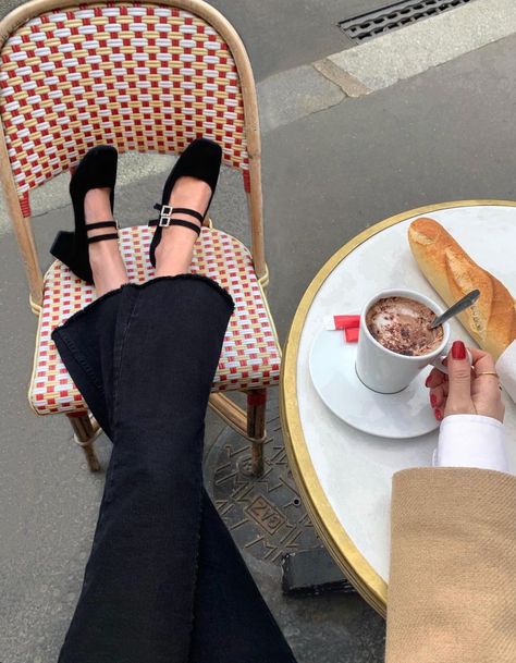 Ballet Flats Outfit, French Girl Aesthetic, Parisian Aesthetic, Parisian Vibes, Parisian Life, Flats Outfit, Paris Mode, Paris Aesthetic, Foto Casual