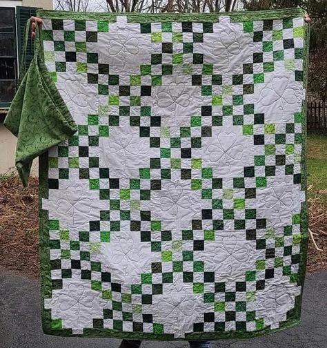 Irish Chain Quilt Fabric Requirements, Irish Chain Quilts Modern, Irish Chain Quilting Designs, Irish Chain Quilt Pattern Free, Double Irish Chain Quilt Pattern, Irish Quilt Patterns, Double Irish Chain Quilt, Irish Chain Quilt Pattern, Irish Quilt