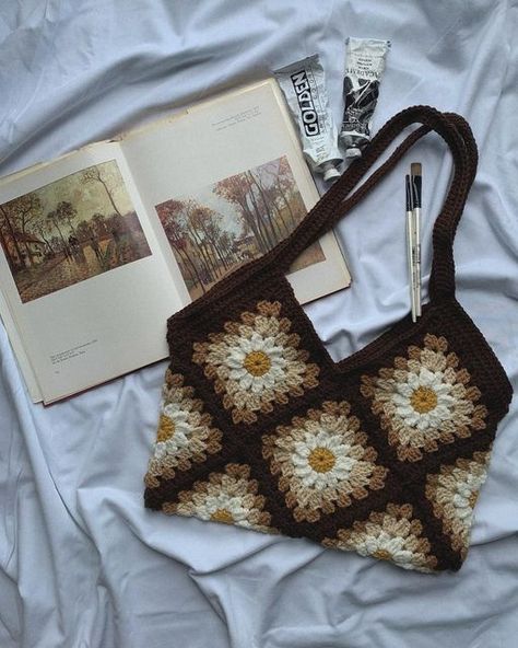 Daisy Granny Square Projects, Crochet Bag Color Combination, Crochet Patch Bag, Crochet Bag Layout, Crochet Brown Bag, Spring Brown Square Crochet Bag, Fall Crochet Bag, Everyday Brown Crochet Bag With Granny Square, Crochet Ideas Bag