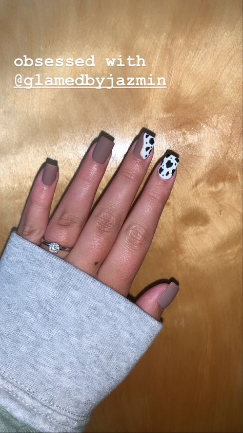 Black And Brown Cow Print Nails, Nashville Nails French, Cute Fall Cow Print Nails, Western Nails Matte, Western Punchy Nail Ideas, Country Christmas Nails Acrylic, Western Valentines Day Nails, Fall Cowprint Nails, Winter Cow Print Nails