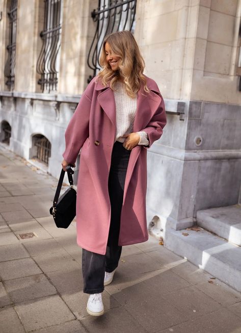 Pink Trench Coat Outfit Winter, Pink Coat Street Style, Pink Coat Outfit Winter, Pink Capsule Wardrobe, Pink Coat Outfit, Long Pink Coat, Light Pink Coat, Clothes Europe, Coat Outfit Casual