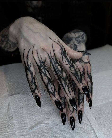 Gotik Tattoo, Vampire Tattoo, Goth Tattoo, Kunst Tattoos, Blackout Tattoo, Tattoo Magazine, Wicked Tattoos, Ornamental Tattoo, Geniale Tattoos