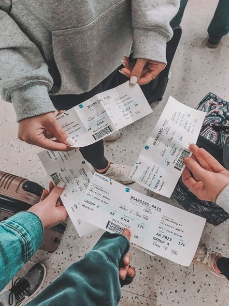 Aesthetic Travel Photos With Friends, Plane Aesthetic Friends, Travel Tickets Aesthetic, Plane Rides Aesthetic, Plane Pics With Friends, Flying With Friends, Best Friend Travel Pictures Airport, Friends Traveling Aesthetic, Friends On A Plane