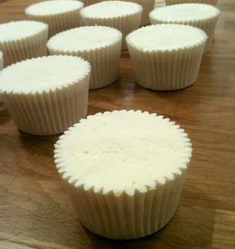 How to flat top a cupcake Boxed Cake Hacks, Flat Top Cupcakes, Fair Cake, Cupcake Making, Meringue Dessert, Perfect Cupcakes, Cupcake Mix, Novelty Birthday Cakes, Cupcake Decorating Tips