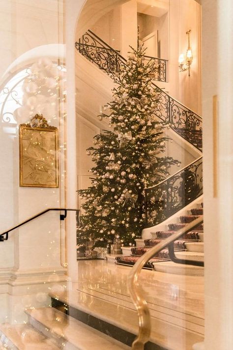 Get every inch of your home into the holiday spirit with these creative Christmas decorating ideas. Natal, Hotel Decorations, Christmas Hotel, Luxury Christmas Decor, Christmas Luxury, Elegant Christmas Trees, Classy Christmas, Christmas Inspo, Christmas Wonderland