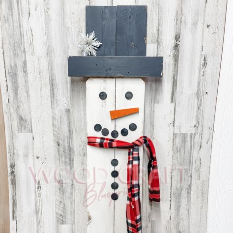 Wood Craft Blueprints - Tutorials for wood crafts Porch Snowman Diy, Wooden Snowman Diy Front Porches, Snowman Porch Leaner, Wood Snowman Diy, Diy Wooden Snowman, Diy Wood Snowman, Winter Porch Ideas, Wooden Snowman Crafts, Diy Christmas Snowman