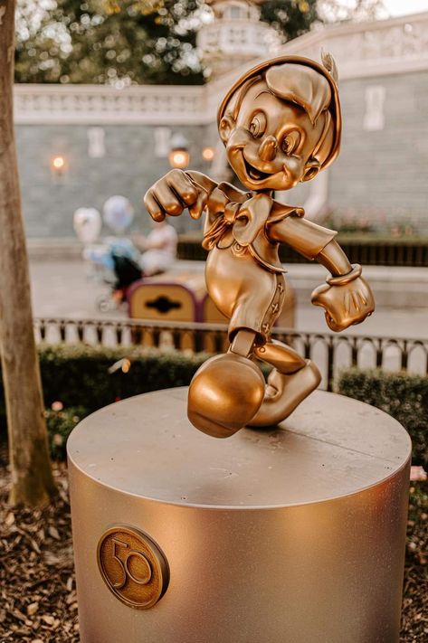 Walt Disney World Wallpaper, Disney Statues, Disney Golden Oak, Deco Disney, Disney World Pictures, Disney World Magic Kingdom, Cute Disney Pictures, Disney Collage, Disney Photography