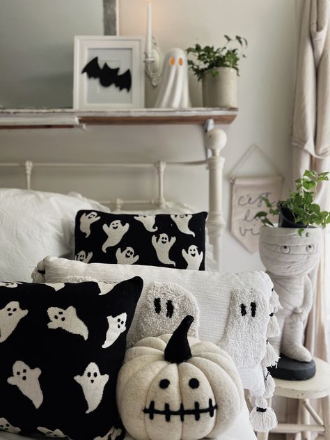 Minimalist Halloween Bedroom, Fall Bedroom Decor Black Bed, Spooky Pillow Diy, Black And White Spooky Bedroom, Halloween Themed Room Decor, Ghost Living Room Decor, Classic Halloween Decor Living Room, Minimalist Halloween Decor Living Room, Minimalistic Halloween Decor