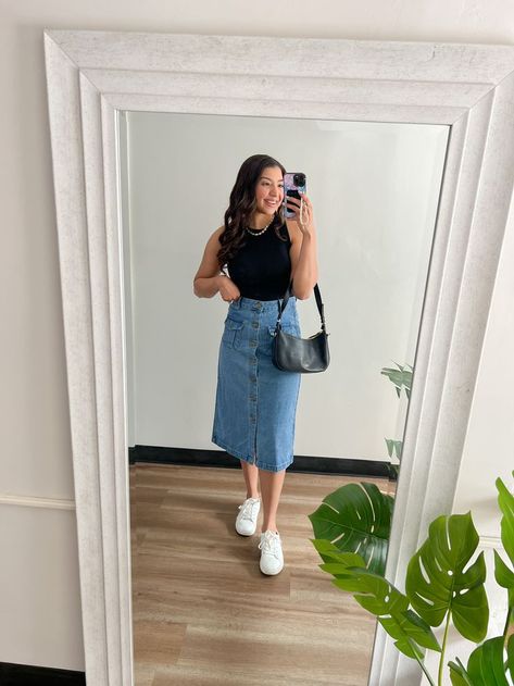 Midi Skirt Outfit 2023, Denim Skirt And Sneakers Outfit, Skirt Outfit 2023, Midi Jean Skirt Outfits, Skirt Outfit Denim, Denim Midi Skirt Outfit, Denim Skirt Outfit Summer, Summer Denim Skirt, A Line Skirt Outfits