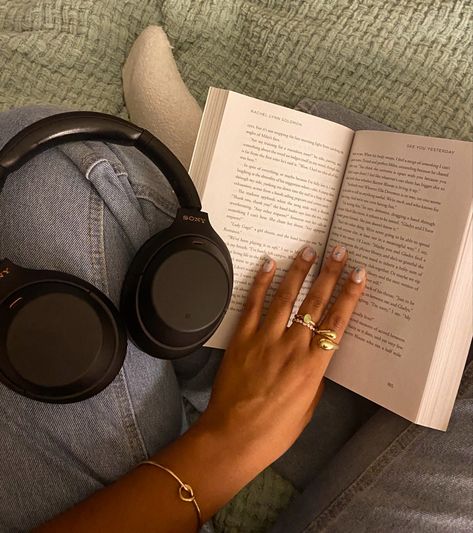 Black Woman Books Aesthetic, Books Aesthetic Black Woman, Black Woman Reading Aesthetic, Black Woman Journaling, Reading Astethic Pictures, Reading Black Woman, Reading Aesthetic Black Women, Faceless Black Woman, Aesthetic Book Pictures