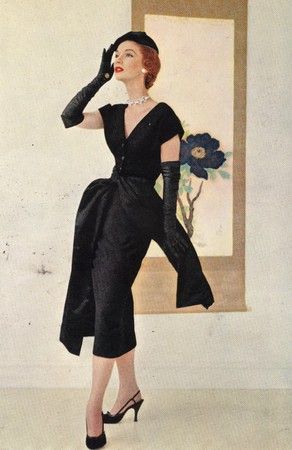 Christian Dior, Late 1940's - Dior's late 1940's dressed marked the beginning of his "new look" line, representing a radical change in women's fashion Dior New Look, Vogue Vintage, Fashion 1940s, Glamour Vintage, Dress Heels, Look Retro, Dior Vintage, Fashion 1950s, 40s Fashion