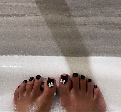 Bow Toe Nails, Black French Tip Toenails, Black And White Toe Nails, Pedicure With Design, Black Toenail Designs, Cute Pedicure Ideas, Pedicure Aesthetic, Black Pedicure, Black Toes