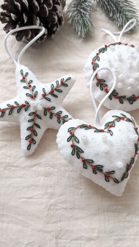 Sewing Christmas Tree Decorations, Christmas Ornaments Felt Diy, Winter Craft Projects For Adults, Christmas Decorations Embroidery, Embroidery Christmas Decorations, Felt Embroidery Christmas Ornaments, Diy Sewn Christmas Ornaments, Embroidery Ornaments Christmas, Diy Embroidery Ornaments