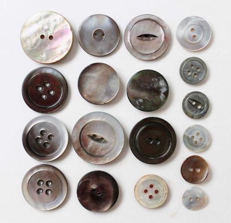 Vintage Buttons Antiques, Vintage Buttons Crafts, Accessories Design Sketch, Button Tattoo, Button Collecting, Vintage Sewing Machines, Types Of Buttons, Antique Buttons, Button Art