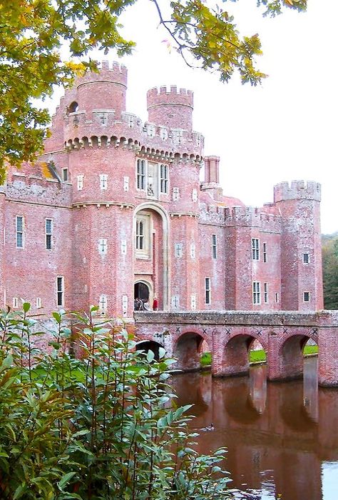 Herstmonceux - pink castle in East Sussex, England Herstmonceux Castle, England Castle, Old Castle, Chateau Medieval, Pink Castle, English Castles, Castle Aesthetic, Sussex England, European Castles