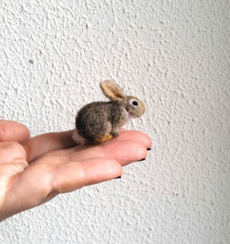 Needle Felting Diy, Wool Animals, Felt Bunny, Felt Mouse, Needle Felting Projects, Rabbit Toys, Miniature Animals, Needle Felted Animals, Art Textile