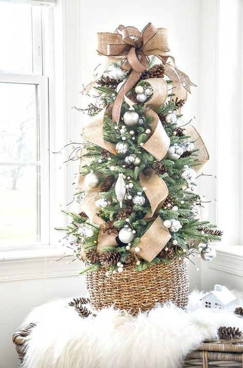 How to decorate a tabletop tree. A step-by-step guide for the prettiest tabletop Christmas tree! #christmas #christmastree #christmasdiy #christmasdecorating #easychristmasdecorating #christmasdecordiy #stonegable #tabletopchristmastree Mini Christmas Tree Centerpieces, Tabletop Christmas Tree Ideas Display, Table Top Tree Ideas, Christmas Tree Inspiration Simple, Stone Gable, Small Christmas Trees Decorated, Pretty Christmas Decorations, Small Christmas Tree, Diy Christmas Tree Topper