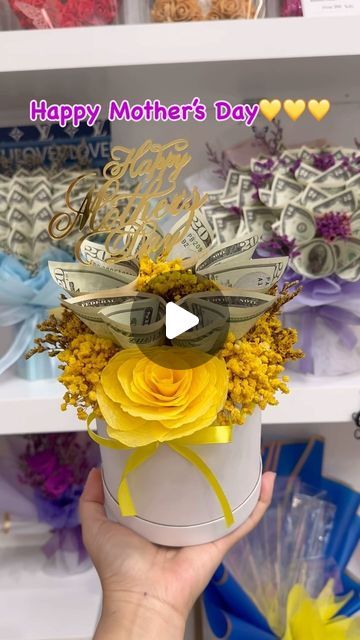 Money Bouquet Box Ideas, Money Flower Tutorial, Gift Ideas For Mom Birthday Diy, Diy Mother In Law Gift Ideas, How To Make Money Roses, Diy Money Box Ideas, Flowers With Money, Flower Bouquet With Money, Diy Mom Birthday Gift