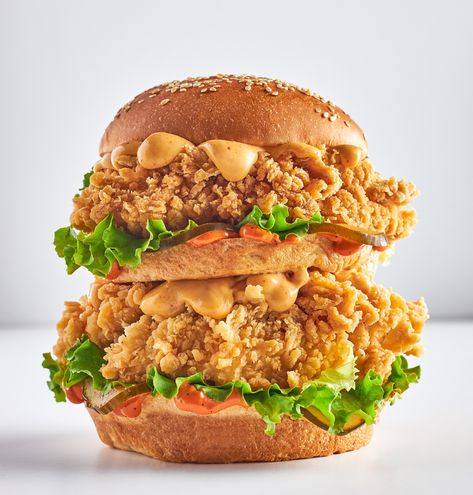 Vegas Fried Chicken & Burger on Behance Homemade Crispy Chicken, Chicken Zinger, Kfc Inspired Recipes, Kfc Restaurant, Broasted Chicken, Crispy Chicken Burgers, Fried Chicken Burger, Juicy Burger, Chicken Burgers Recipe