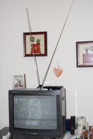 tv antenna....  affectionately known as "rabbit ears" 80s Tv Aesthetic, 90s Tv Aesthetic, Vcr Tv Aesthetic, 80’s Tv, Old Tv Aesthetic, Old Tv Astethic, Old Television Aesthetic, Grant Chapman, Couples Movie Night