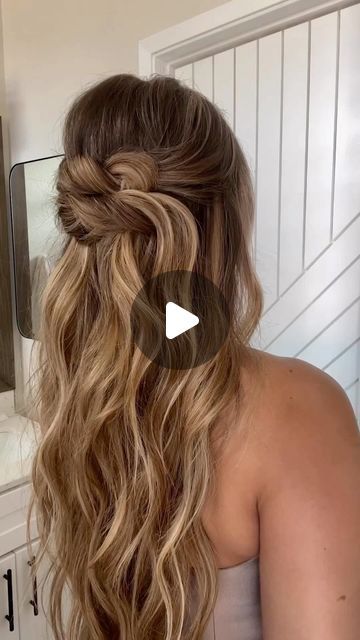 Long Hair Wedding Guest Styles, Half Up Half Down Bridal Hair Tutorial, Cute Simple Half Up Half Down Hairstyles, Easy Wedding Hair Styles, Mid Partition Hairstyle, Simple Half Up Half Down Hairstyles Prom, Twisted Half Up Half Down, Half Up Half Down Hair Wedding Guest, Curled Hairstyles Half Up Half Down