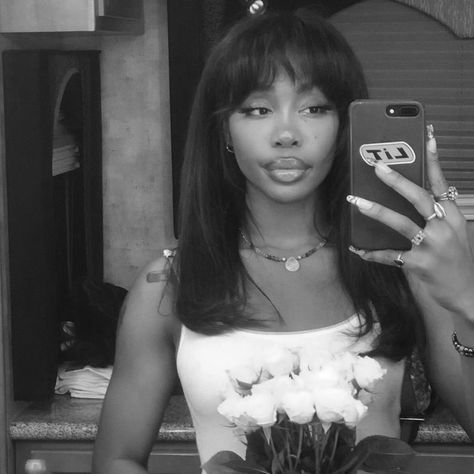 sza rowe holding flowers Solana Rowe, Sza Ctrl, Black Parade, Holding Flowers, Pretty People, Mirror Selfie, Pure Products, Flowers, Black