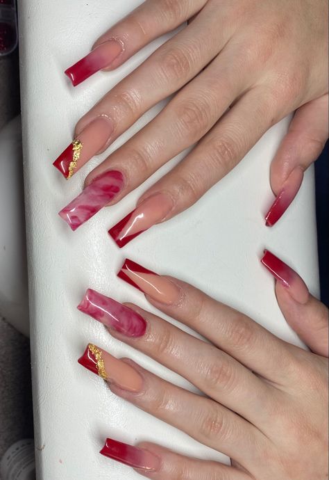 Red Ombré Acrylic Nails, Red Gold Marble Nails, Marble Nails Inspiration, Red Marmor Nails, Red And Gold Marble Nails, Red And White Marble Nails, Christmas Marble Nails, Red Marble Nails Acrylic, Marble Red Nails