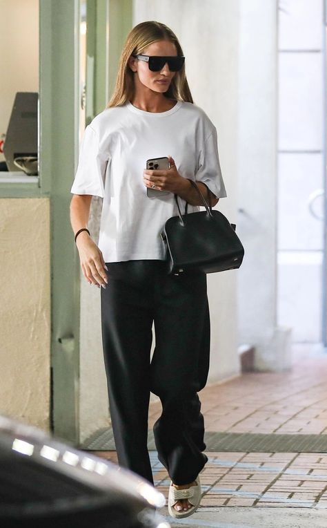 Rosie Huntington Whiteley Street Style Comfy, Casual School Outfit, Outfit Basics, Sunglasses Celebrity, Basics Outfit, Minimal Closet, Rosie Huntington Whiteley Style, Leni Klum, Dreamy Style