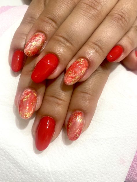 Gold nails coral corallo, pearl foil Marble Nail With Gold Foil, Nail With Gold Foil, Coral Red Nails, Nail With Gold, Red Nails With Gold, Coral Nail, Nails Coral, Red And Gold Nails, Nails With Gold