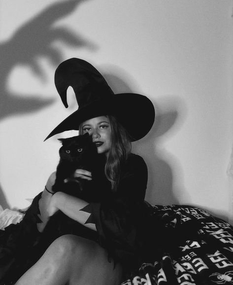 Witch With Black Cat Photoshoot, Cat Photoshoot Ideas Halloween, Witch Hat Photoshoot, Black Cat Halloween Photoshoot, Cat Halloween Photoshoot, Witch And Cat Costume, Halloween Pet Photoshoot, Fotos Halloween Aesthetic, Halloween Photo Ideas Instagram