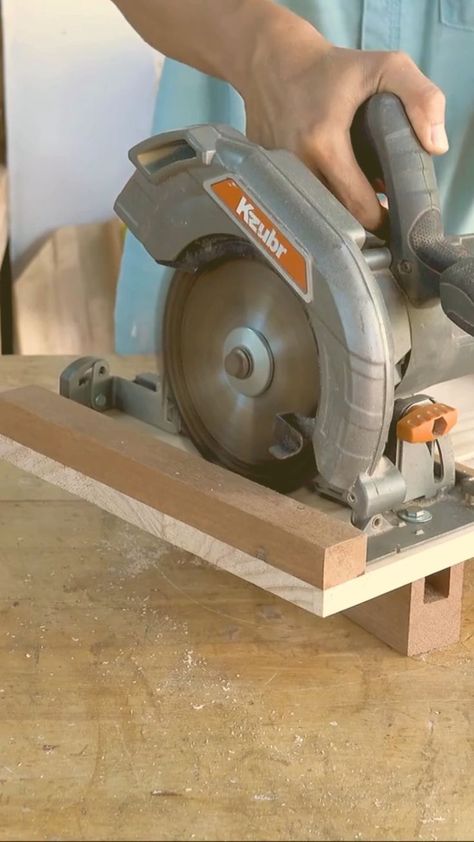 Circular Saw Guide, Circular Saw Jig, Diy Furniture Cheap, Diy Living Room Furniture, Creative Woodworking, Sneakers Green, Diy Crafts Life Hacks, Diy Patio Furniture Cheap, Carpentry Diy