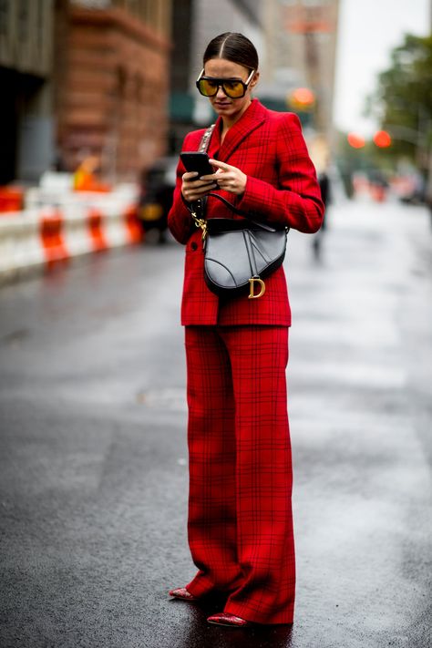 Fashion Week Street Style Winter, Women In Red, Street Style New York, Red Outfits, New York Fashion Week Street Style, New Street Style, Chique Outfits, Red Suit, Looks Street Style