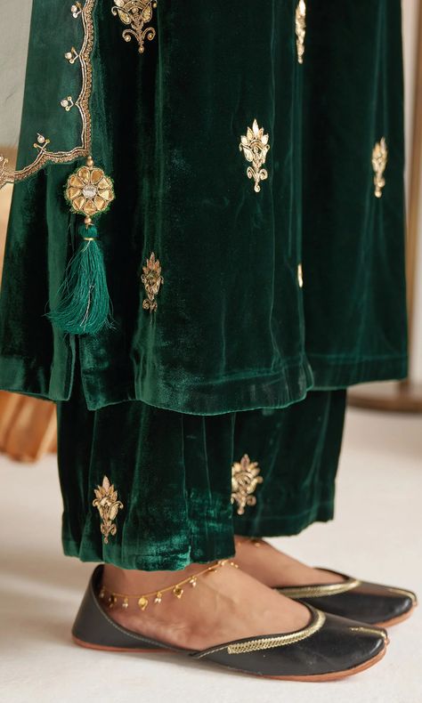 Ladies Velvet Suit, Emerald Green Fabric, Velvet Dresses Outfit, Velvet Suit Design, Velvet Dupatta, Pakistani Women Dresses, Embroidery Fashion Detail, Emerald Green Velvet, Heavy Dresses