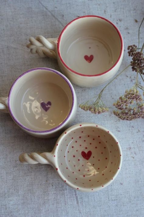 Heart Mug Design, Light Color Decor, Ceramics Mugs Handmade, Ceramic Mug Ideas Design, Clay Ceramics Mug, Hand Made Ceramic Mug, Handmade Pottery Mug, Ceramic Mug Diy, Cute Mugs Ceramics