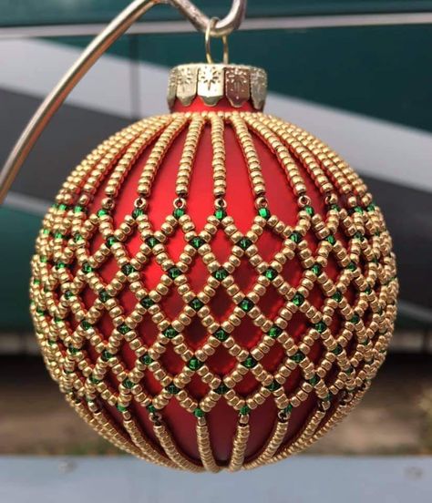 Beaded Christmas Balls Free Pattern, Beaded Ornaments Patterns, Beaded Christmas Ornaments Patterns Free, Beaded Holiday Ornaments, Beaded Baubles, Beaded Ornaments Diy, Beaded Snowflakes Ornament, Beaded Christmas Decorations, Beaded Ornament Covers