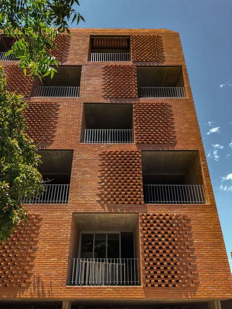 Gallery of Damero Building / Francisco Cadau Oficina de Arquitectura - 9 Brick Building Architecture, Brick Facade Design, Building Facade Design, Brick Elevation, Najdi Architecture, Bricks Facade, Industrial Building Design, Wood And Brick, Thornton Heath