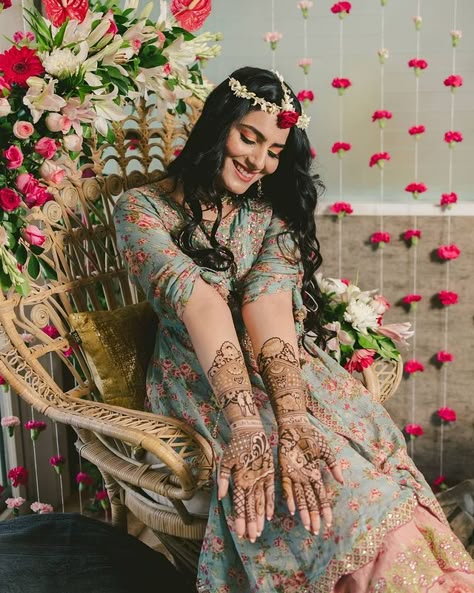 Mehandi Pose, Hindu Wedding Rituals, Mehendi Pose, Mehendi Ceremony Outfits, Mehandi Poses, Mehendi Photography Bridal, Mehendi Poses, Mehndi Poses, Mehendi Photoshoot