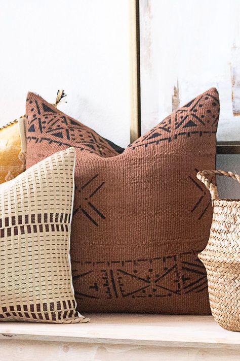 Mali Mudcloth Throw Pillow Cover | This is an earthy Mali handwoven textile, combine with an African geo print, with an end result of a bold boho accent and vintage vibe. It’s design and pattern goes great with any neutral colored couch or bed, while adding a decorative touch that never gets old or goes out of style. #pillow #pillowcovers #homedecor #textiles Elsa House, Black Kitchen Furniture, Colored Couch, Mudcloth Decor, Tattoo Modern, Earthy Living Room, Bold Boho, Neutral Boho, Mudcloth Pillow