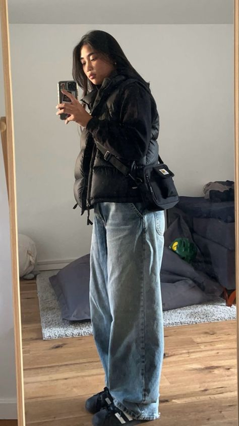 Baggy Jeans Women Aesthetic, Mid Size Baggy Jeans Outfit, Black Adidas Shirt Outfit, Adidas Superstar Outfit Ideas, Weekday Jeans Outfit, Women Baggy Jeans Outfit, Empyre Jeans Outfit, Spezials Adidas Outfit, Very Baggy Jeans Outfit