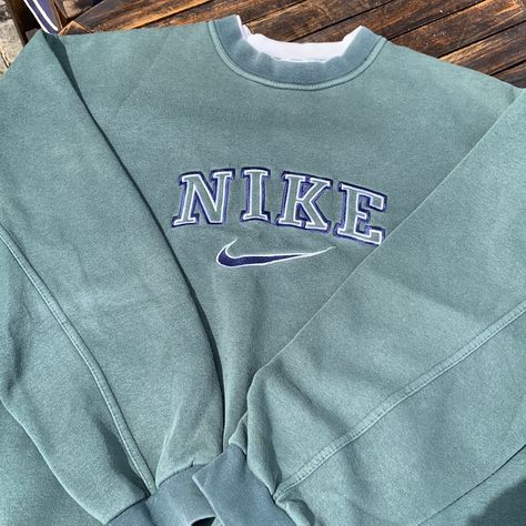 Nike Crewneck Sweatshirt, Ropa Hip Hop, Vintage Nike Sweatshirt, Aesthetic Sweaters, Oki Doki, Vintage Crewneck Sweatshirt, Nike Crewneck, Cute Nike Outfits, Nike Vintage