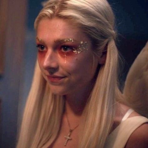 Iconic Makeup Looks Movies, Jules Vaughn Makeup, Euphoria Makeup Looks, Euphoria Jules, Jules Vaughn, Euphoria Makeup, Hunter Schafer, Makeup Icons, Angel Costume