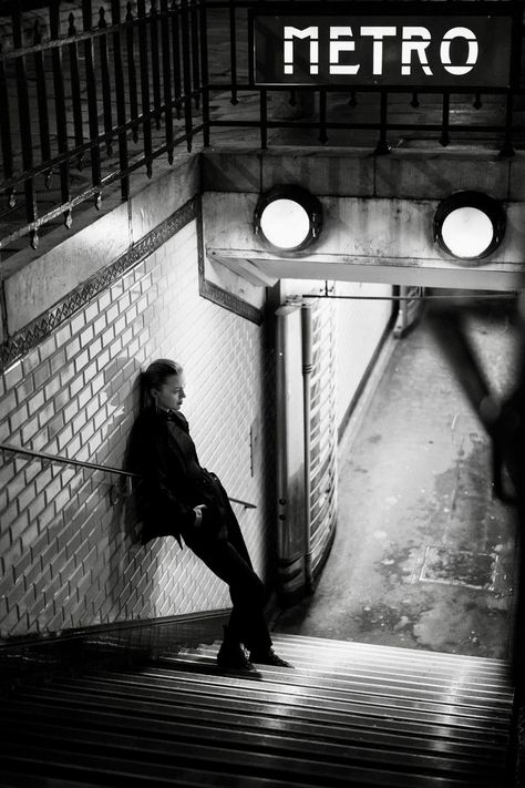 Paris Night Photoshoot, Photoshoot Ideas Paris, Paris Portrait Photography, Subway Station Photoshoot, Metro Photoshoot Ideas, Metro Photoshoot Aesthetic, Street Night Photoshoot, Night Street Photography Portrait, Paris Street Photography